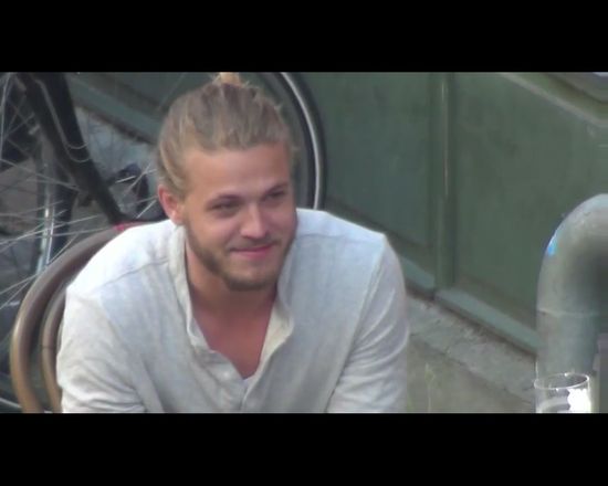 Wyszła na ulicę bez koszulki [VIDEO]