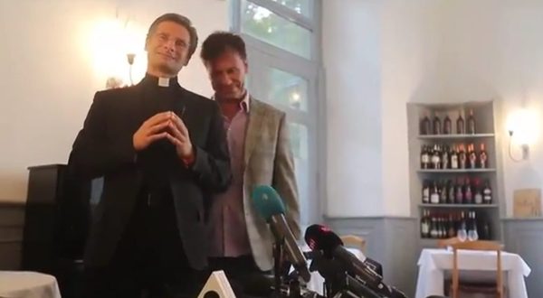 Ksiądz Charamsa przedstawił swojego partnera Eduardo 