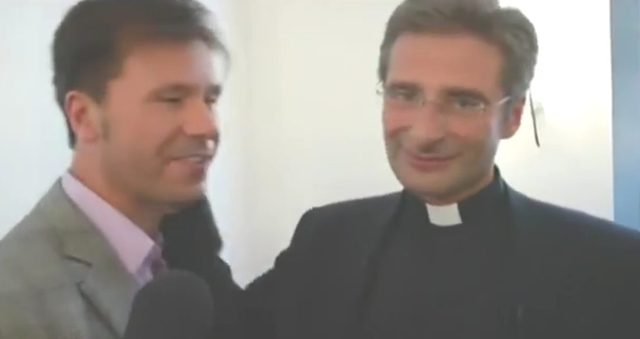 Ksiądz Charamsa przedstawił swojego partnera Eduardo 