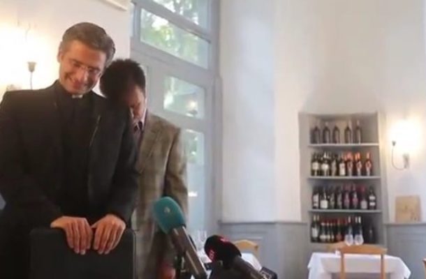 Ksiądz Charamsa przedstawił swojego partnera Eduardo