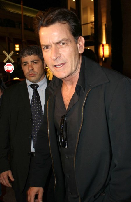 Charlie Sheen okradł ojca, żeby zapłacić za seks