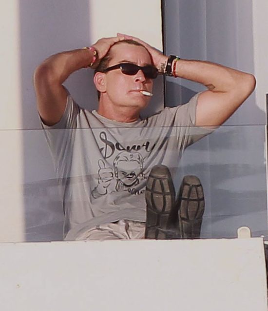 Charlie Sheen przeprasza za tłustą d*pę Kim Kardashian