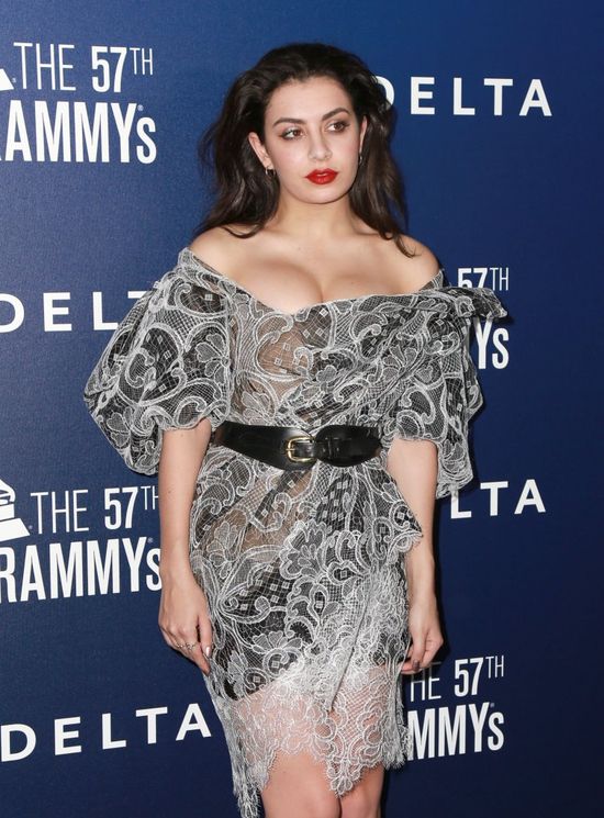 Co się stało z jej biustem? (FOTO)