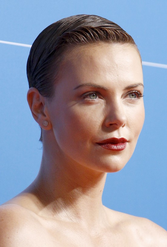 Charlize Theron wyraźnie się zaokrągliła (FOTO)