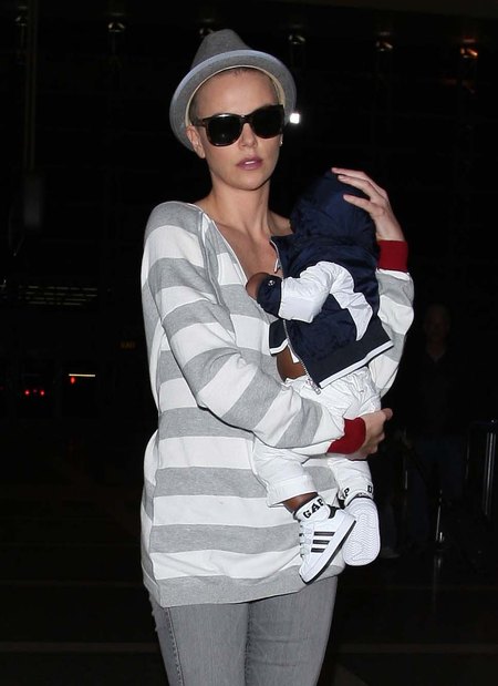 Charlize Theron nową fryzurę chowa pod kapeluszem (FOTO) Charlize Theron nową fryzurę chowa pod kapeluszem (FOTO)