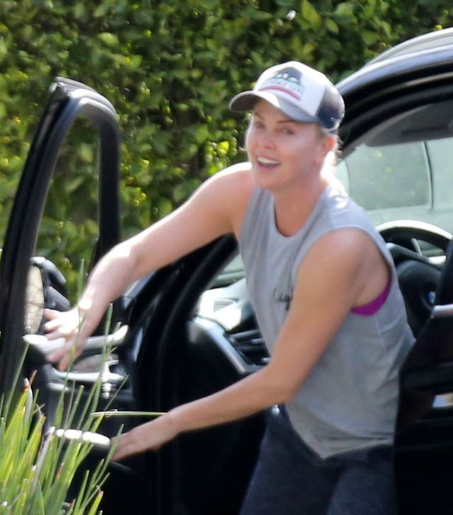 Polscy internauci oburzeni - czy Charlize Theron pokazała środkowy palec Polakow