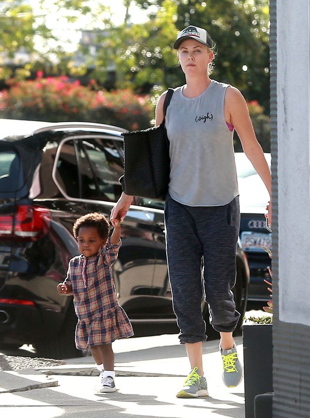 Polscy internauci oburzeni - czy Charlize Theron pokazała środkowy palec Polakow