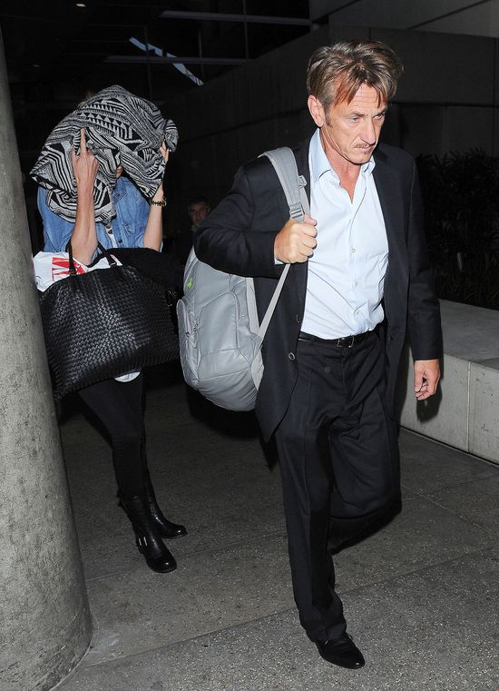 Charlize Therone ukrywa siniaki na twarzy? (FOTO) Charlize Therone ukrywa siniaki na twarzy? (FOTO)