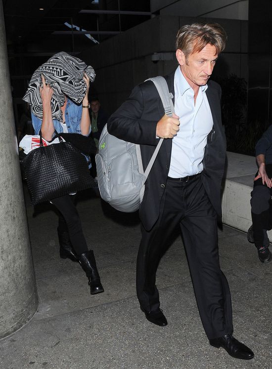 Charlize Therone ukrywa siniaki na twarzy? (FOTO) Charlize Therone ukrywa siniaki na twarzy? (FOTO)