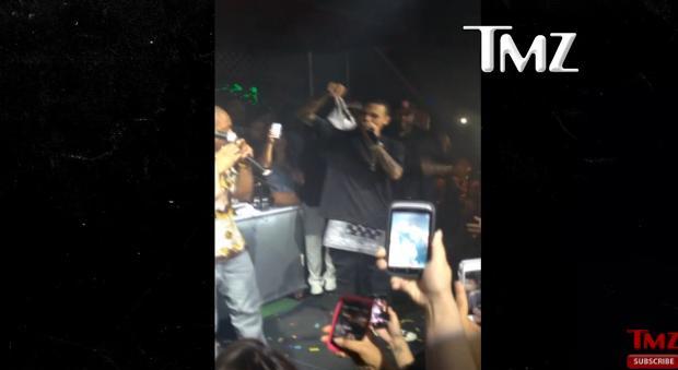 Chris Brown dostał od fanki... majtki (VIDEO)