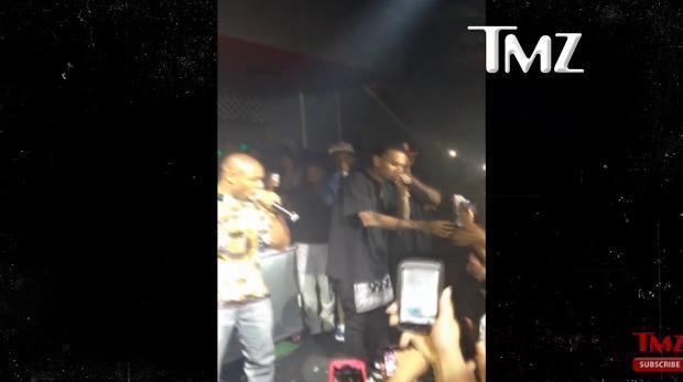 Chris Brown dostał od fanki... majtki (VIDEO)