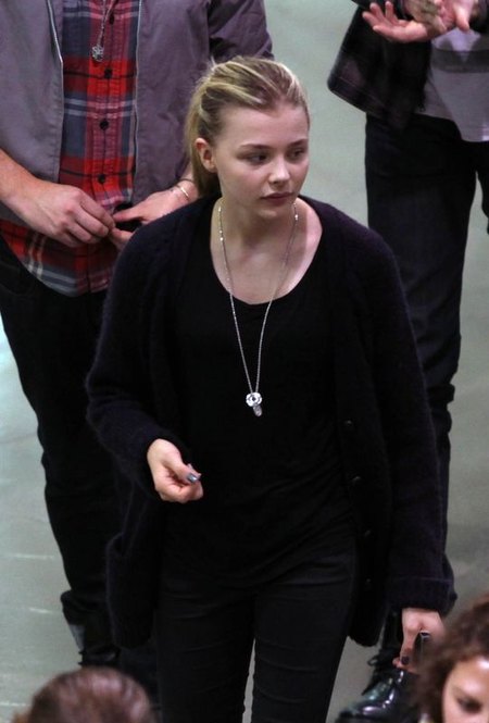 Chloe Moretz w kinie z mamą i bratem (FOTO)