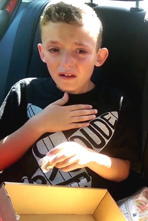 Nie zgadniecie, dlaczego ten chłopiec płacze