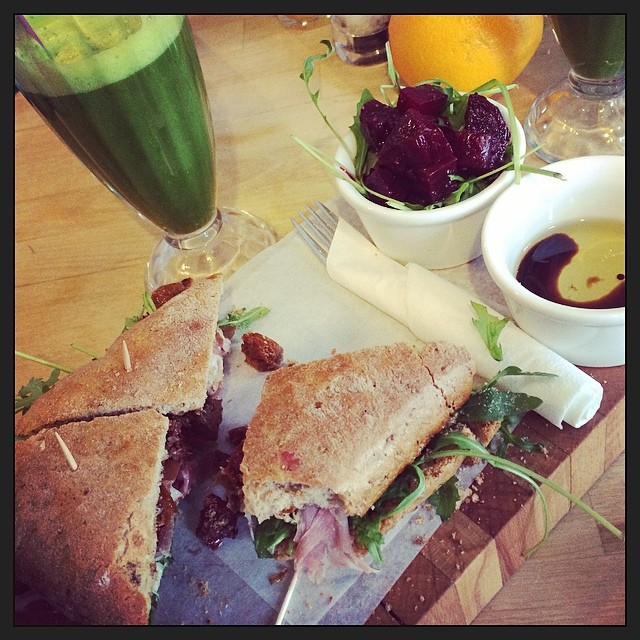 Jedna wcina owsiankę, druga raczy się pizzą (FOTO) Jedna wcina owsiankę, druga raczy się pizzą (FOTO)