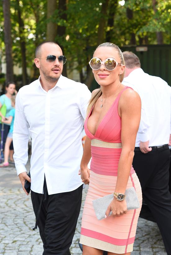 Ewa Chodakowska skradła show podczas ślubu Małgorzaty Rozenek? (FOTO) Ewa Chodakowska skradła show podczas ślubu Małgorzaty Rozenek? (FOTO)