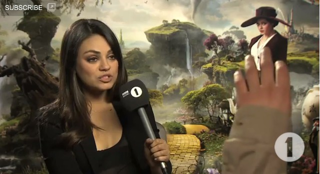 Czy to najlepszy wywiad? Mila Kunis miała ubaw! (VIDEO)