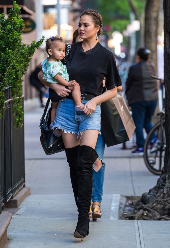 Wygląda, jakby szła na całonocna imprezę, a na jej rękach... Wygląda, jakby szła na całonocna imprezę, a na jej rękach...