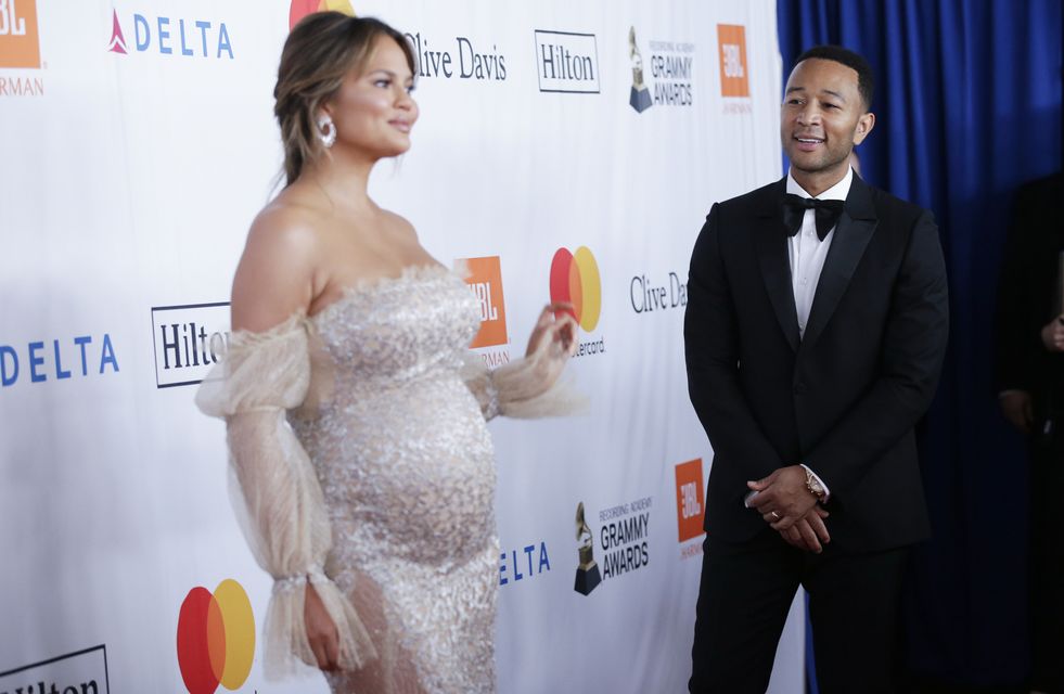 Chrissy Teigen w genialnej kreacji z dużym ciążowym brzuszkiem (ZDJĘCIA)