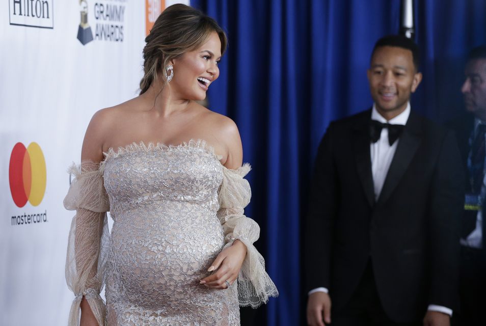 Chrissy Teigen w genialnej kreacji z dużym ciążowym brzuszkiem (ZDJĘCIA)