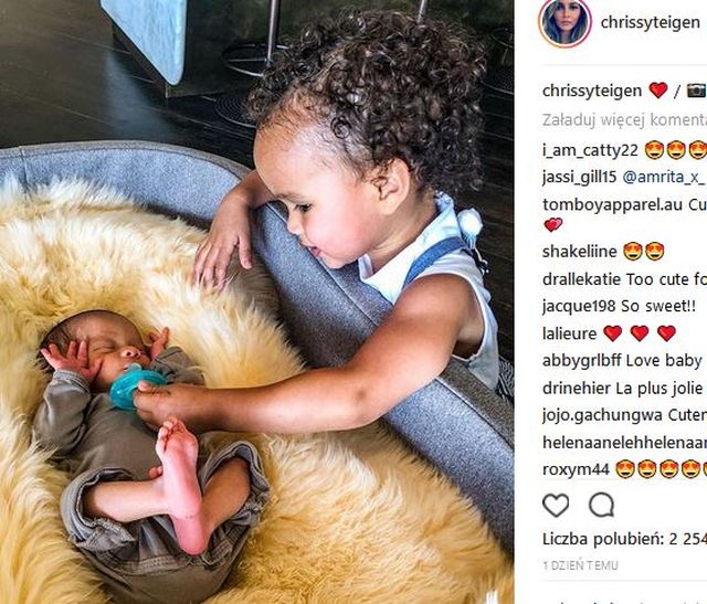 Chrissy pokazała NOWE zdjęcie syna Milesa razem z córką Luną (Instagram)