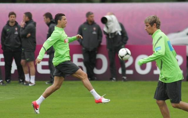 Cristiano Ronaldo gwiazdorzy nawet na boisku (FOTO) Cristiano Ronaldo gwiazdorzy nawet na boisku (FOTO)