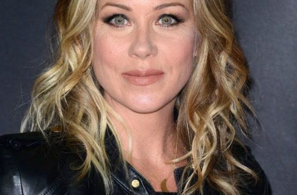 Christina Applegate dobiera laskę do stylizacji. Idzie na czerwony dywan pierwszy raz od diagnozy