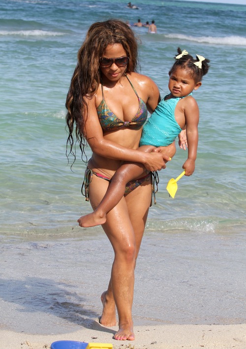 Christina Milian z córeczką na plaży (FOTO) Christina Milian z córeczką na plaży (FOTO)
