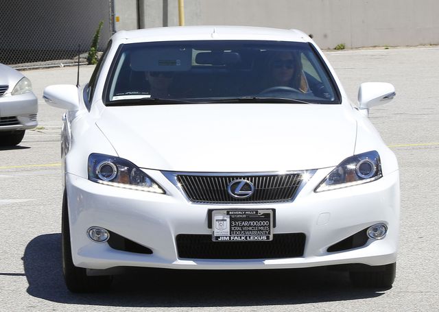 Niania Afflecków chwali się Lexusem. Dostała go od Bena?