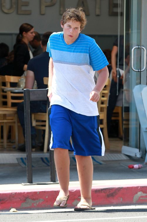 Czupryna farbowana, broda zdradza siwiznę (FOTO)