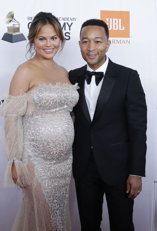 Chrissy Teigen w genialnej kreacji z dużym ciążowym brzuszkiem (ZDJĘCIA)