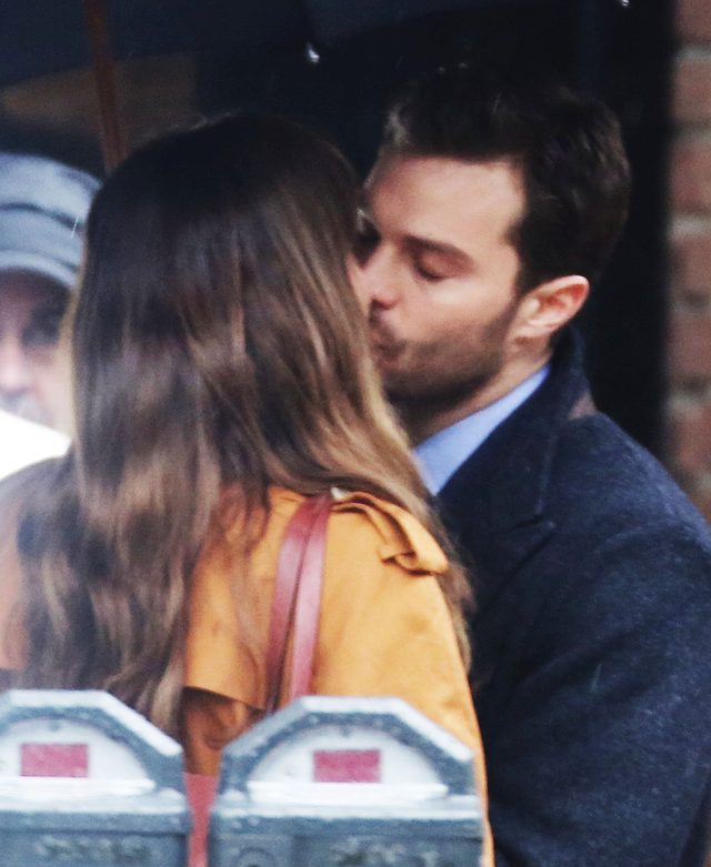 Ciemniejsza strona Greya - mamy zdjęcie POCAŁUNKU (FOTO)