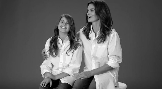 Cindy Crawford w reklamie z córką Kaią [VIDEO]
