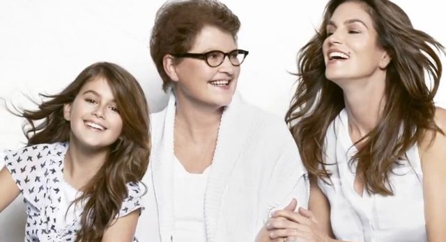 Cindy Crawford w reklamie z córką Kaią [VIDEO]