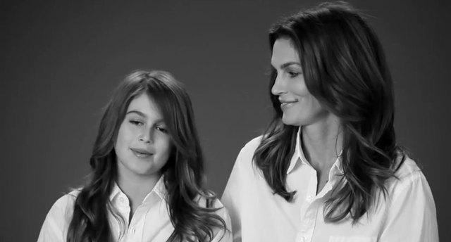 Cindy Crawford w reklamie z córką Kaią [VIDEO]
