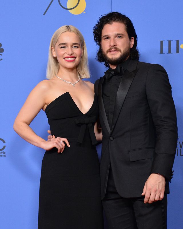 Na Emilię Clark na Złotych Globach 2018 patrzyli wszyscy (ZDJĘCIA)