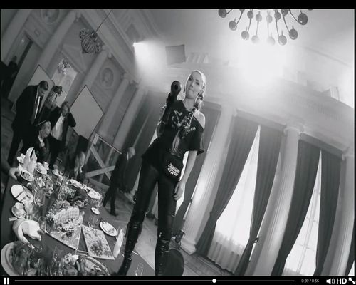 Cleo w woalce i sukni z boa (FOTO) Cleo w woalce i sukni z boa (FOTO)