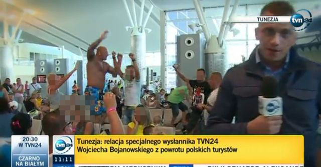 Skandal? Polacy tańczą na lotnisku w Tunezji (VIDEO)