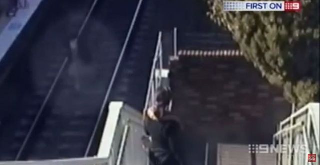 Rzucił się pod pociąg, by uratować wnuczkę (VIDEO)