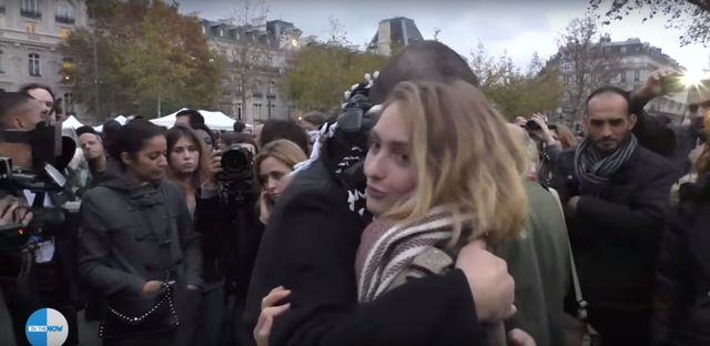 Muzułmanin stanął w centrum Paryża, a oni... (VIDEO) Muzułmanin stanął w centrum Paryża, a oni... (VIDEO)