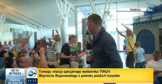 Skandal? Polacy tańczą na lotnisku w Tunezji (VIDEO)