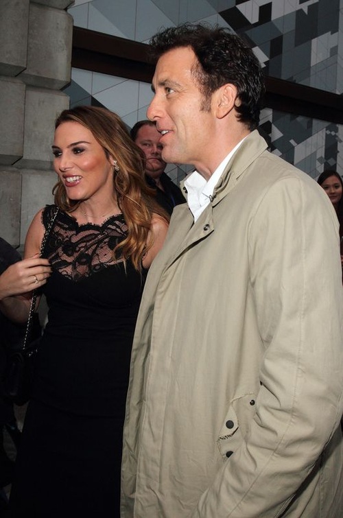 Clive Owen w prochowcu - kobiety się rozpływają (FOTO)