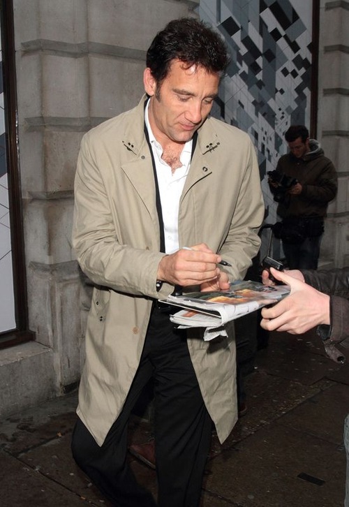 Clive Owen w prochowcu - kobiety się rozpływają (FOTO)