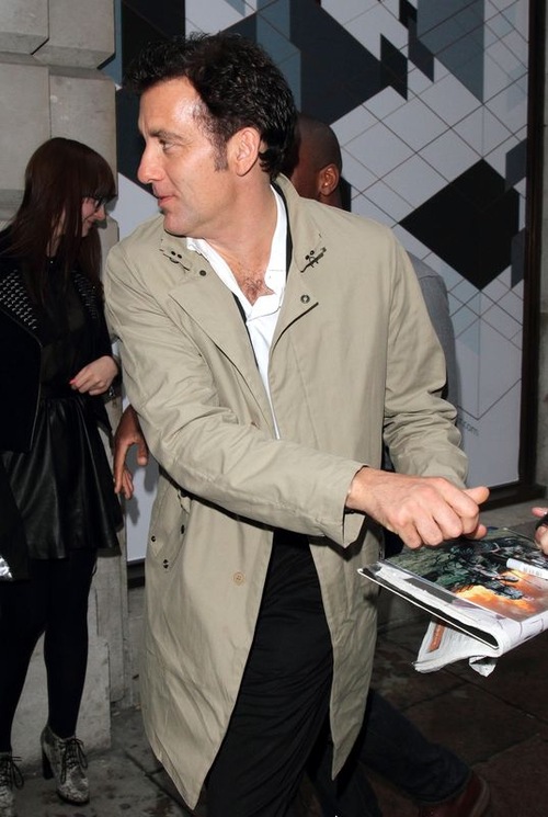 Clive Owen w prochowcu - kobiety się rozpływają (FOTO)