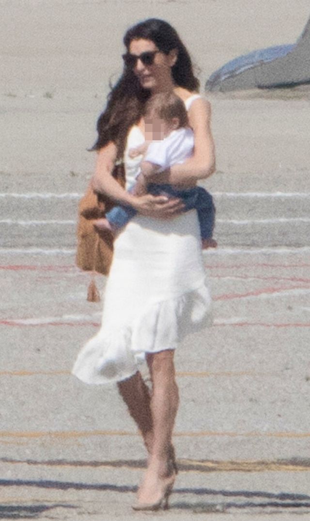 Clooneyowie z bliźniętami wychodzą z prywatnego samolotu (ZDJĘCIA)