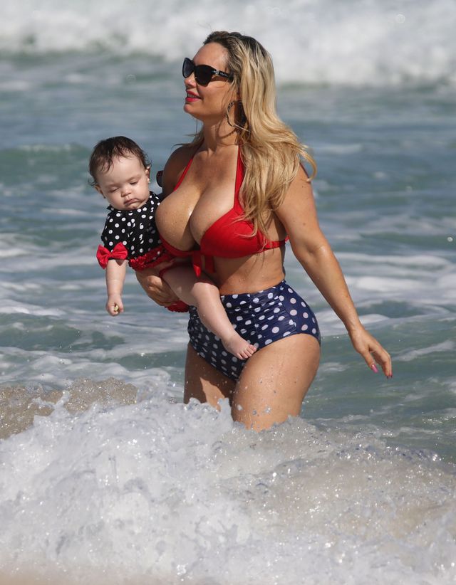 Coco Austin z córeczką Chanel podbijają Miami (FOTO) Coco Austin z córeczką Chanel podbijają Miami (FOTO)