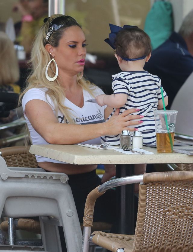 Coco Austin z córeczką Chanel podbijają Miami (FOTO) Coco Austin z córeczką Chanel podbijają Miami (FOTO)