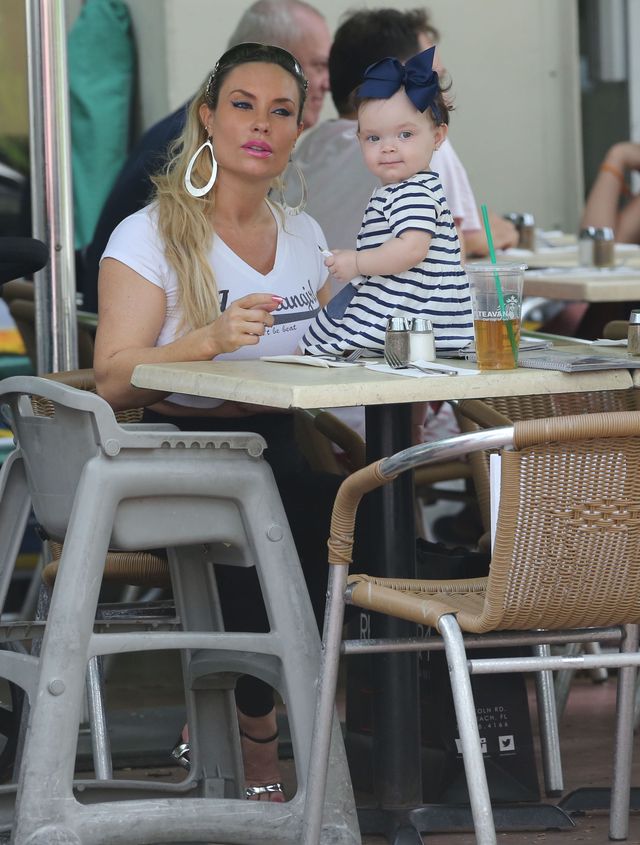 Coco Austin z córeczką Chanel podbijają Miami (FOTO) Coco Austin z córeczką Chanel podbijają Miami (FOTO)