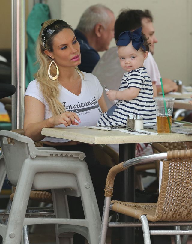 Coco Austin z córeczką Chanel podbijają Miami (FOTO) Coco Austin z córeczką Chanel podbijają Miami (FOTO)