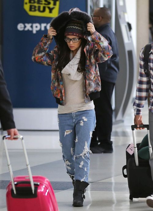 Cheryl Cole dla żartu chowa się przed paparazzi (FOTO)