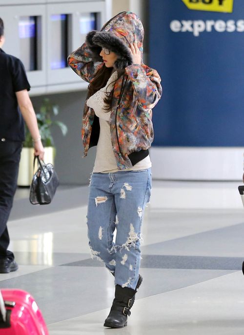 Cheryl Cole dla żartu chowa się przed paparazzi (FOTO)